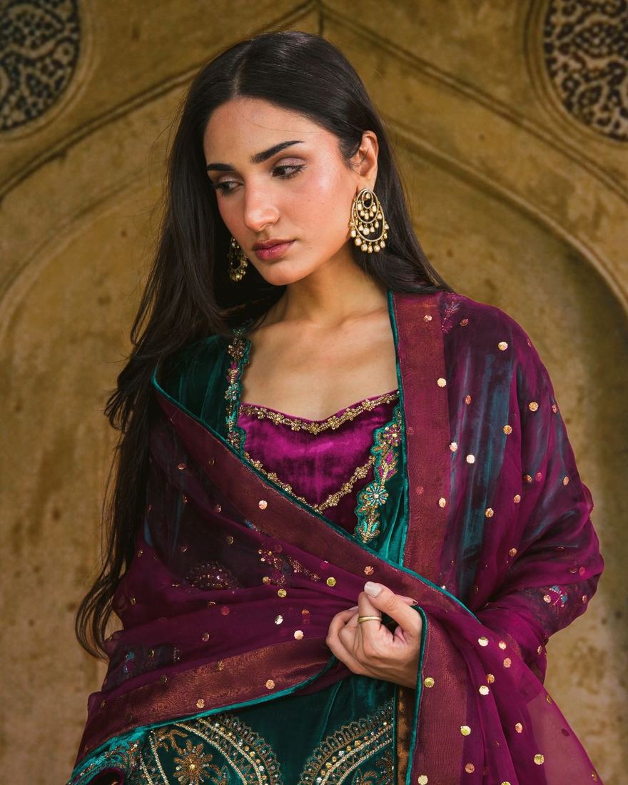 Amara & Sara campaign photograph, look 6