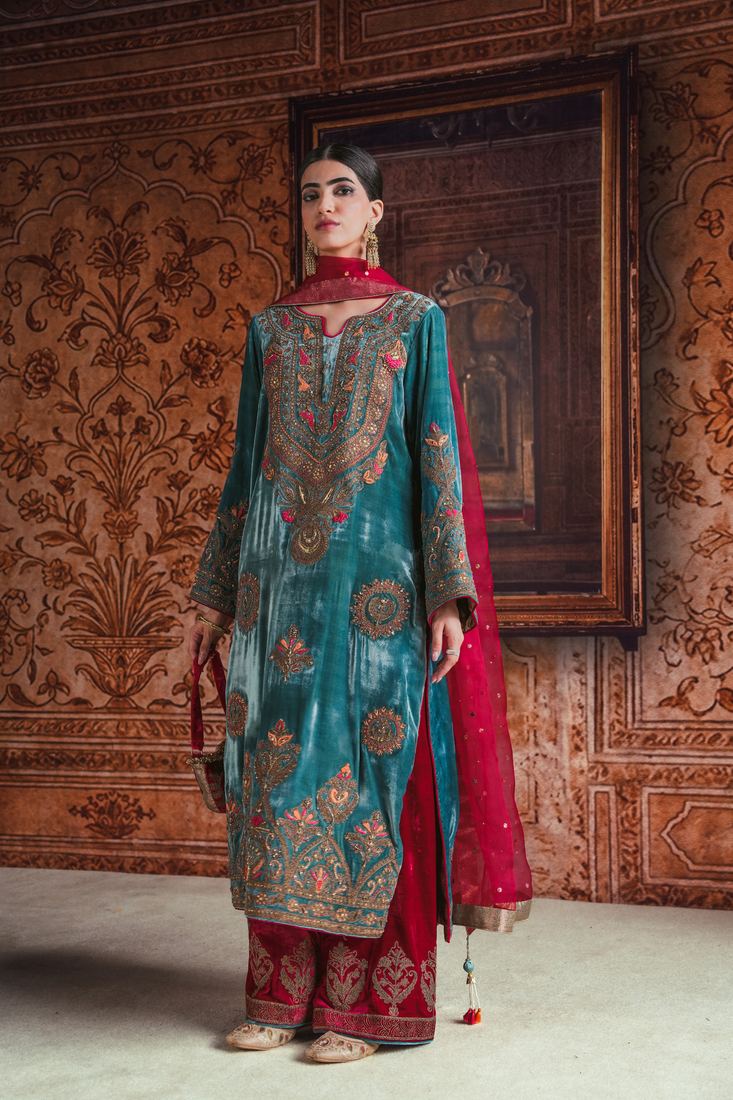 Amara & Sara campaign photograph, look 8