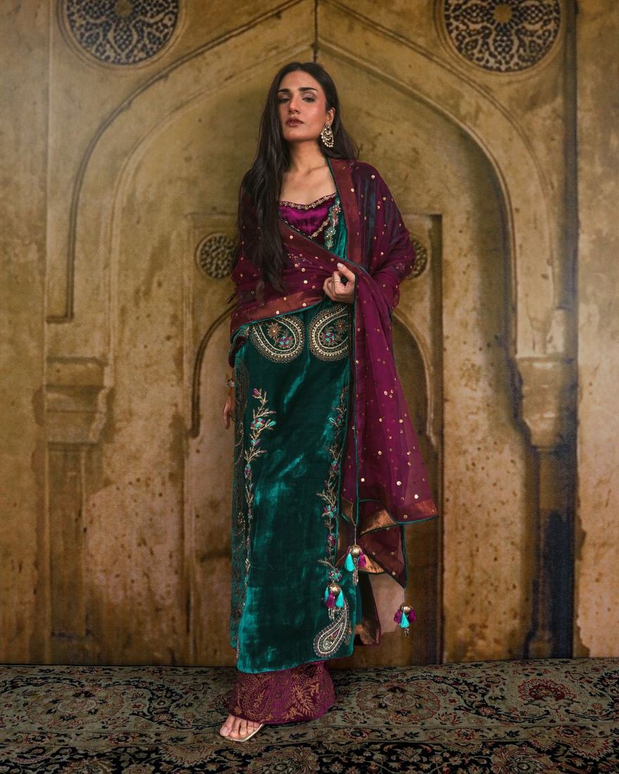 Amara & Sara campaign photograph, look 10