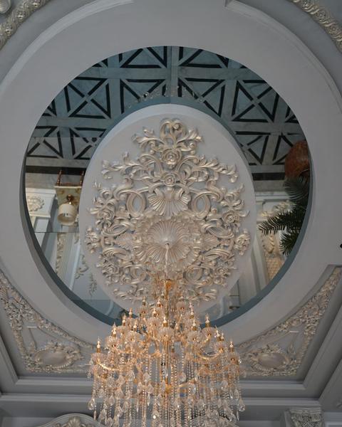 Chandelier and ornate ceiling at Casa Royal